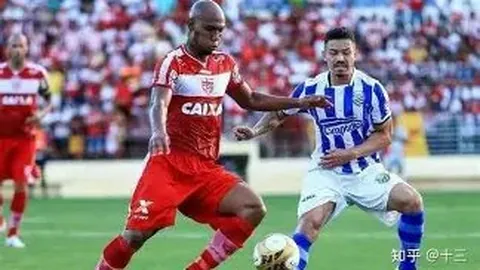 国足边路防守成功，韦世豪遭遇严密封锁