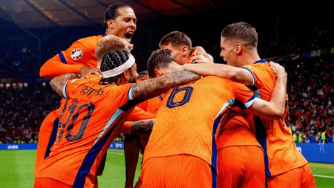 球迷在辽宁场边怒摔水瓶，裁判或成导火索，安保迅速介入带走